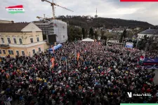 Orbán Viktor eljutott oda, hogy egy 147 ezres régiós központ politikai gyűlését hasonlítja össze egy 9700 fős kisvároséval