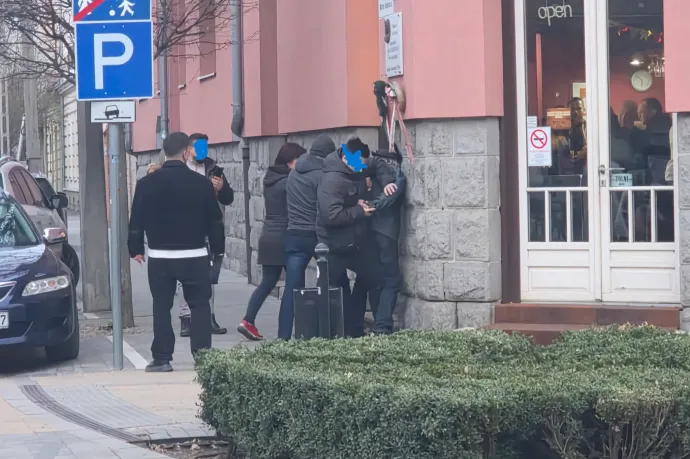 Rendőrök szerelték le a Márki-Zay rendezvényét megzavaró férfit, akinél a politikus szerint fegyvernek látszó tárgy volt