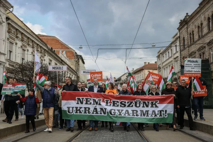 A rendezvény előtt háromnegyed órával Csöbör Katalin és Hollósy András, a Fidesz két miskolci jelöltjének vezetésével néhányszáz fős mini békemenet érkezett a Szent István térre, ahol Orbán Viktor fél óránál is rövidebb beszédet tartott. Fotó: Huszti István / Telex