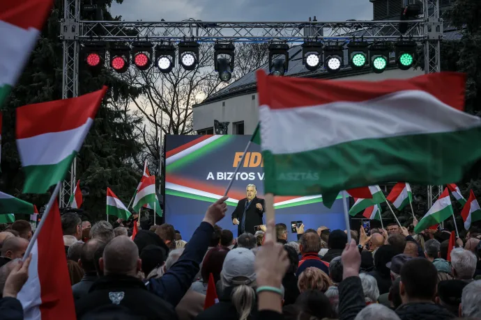 A rendezvény előtt háromnegyed órával Csöbör Katalin és Hollósy András, a Fidesz két miskolci jelöltjének vezetésével néhányszáz fős mini békemenet érkezett a Szent István térre, ahol Orbán Viktor fél óránál is rövidebb beszédet tartott. Fotó: Huszti István / Telex