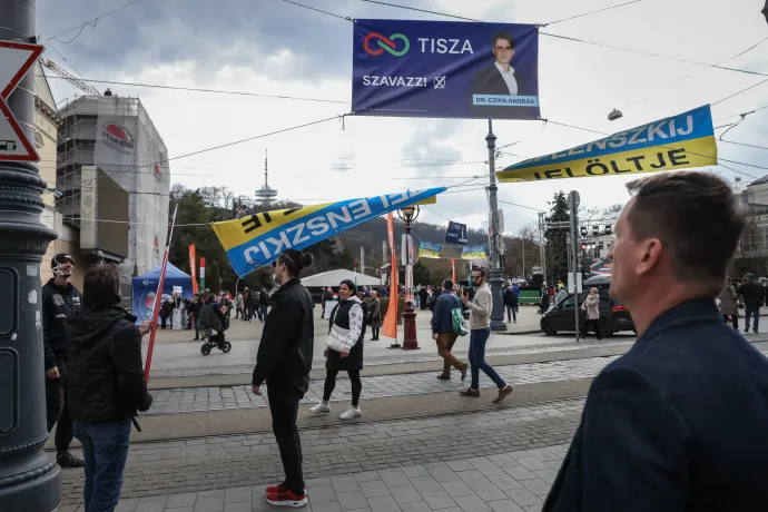 Az egyetlen biztosan szervezett tiszás akció a jelöltjük molinója alá kifeszített zelenszkijezős feliratok levágása volt. Fotó: Huszti István / Telex