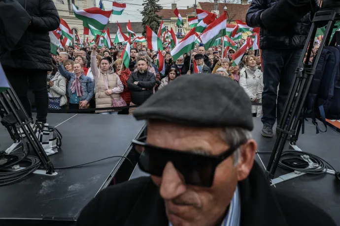 A rendezvény előtt háromnegyed órával Csöbör Katalin és Hollósy András, a Fidesz két miskolci jelöltjének vezetésével néhányszáz fős mini békemenet érkezett a Szent István térre, ahol Orbán Viktor fél óránál is rövidebb beszédet tartott. Fotó: Huszti István / Telex