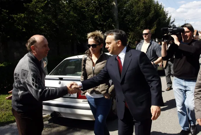 Orbán Viktor 2010-ben a párt miniszterelnök-jelöltjeként kezet fog egy helyi lakossal Edelényben, mellette Kaminski Fanny áll – Fotó: Vajda János / MTI