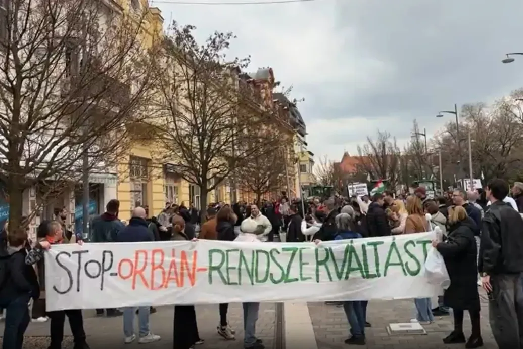 Tüntetők fogadták Orbán Viktort Hódmezővásárhelyen, a miniszterelnök többször is üzent a bekiabálóknak