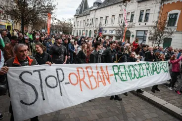 Tüntetők fogadták Orbán Viktort Hódmezővásárhelyen, a miniszterelnök többször is üzent a bekiabálóknak