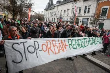 Tüntetők fogadták Orbán Viktort Hódmezővásárhelyen, a miniszterelnök többször is üzent a bekiabálóknak