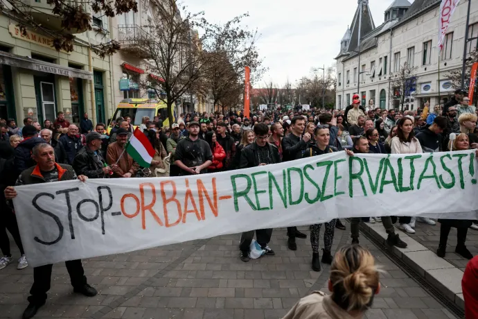 Tüntetők fogadták Orbán Viktort Hódmezővásárhelyen, a miniszterelnök többször is üzent a bekiabálóknak