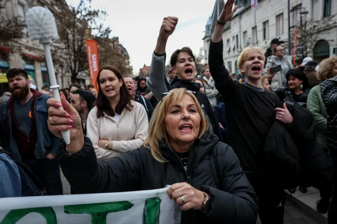 Tüntetők Orbán Viktor hódmezővásárhelyi gyűlésén – Fotó: Huszti István / Telex