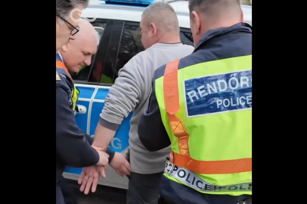 A rendőrök bilincsben vitték el a férfit, aki Magyar Péter szerint késsel fenyegetőzött Radnai Márk fórumán