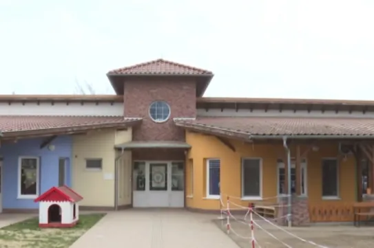 Bugyiban és pólóban dolgozott a tótkomlósi bölcsőde vezetője, feljelentést tett a polgármester