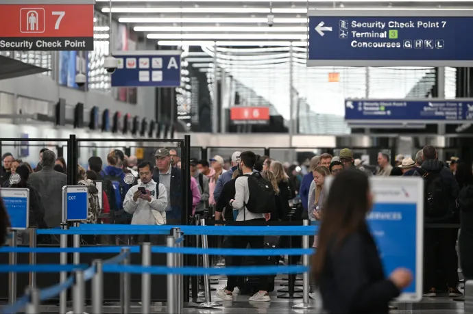 Az ICE ügynökeit vezényli Donald Trump az amerikai repülőterekre, ahol már 3-4 órát is sorba kell állni