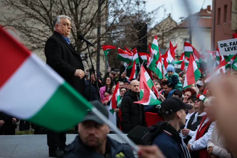„Nagyon jól esett kimondani azt, hogy mocskos Fidesz” – Orbán Viktor Hódmezővásárhelyre ment visszahódítani a várost, felemás sikerrel