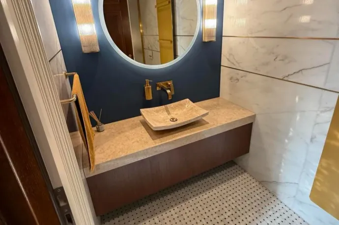 Hadházy Ákos képeket mutatott a felújított MNB-székház elnöki mosdójáról