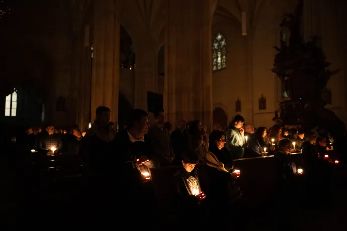 Éjféli mise Kolozsváron, a Szent Mihály templomban – Fotó: Raul Stef / Inquam Photos
