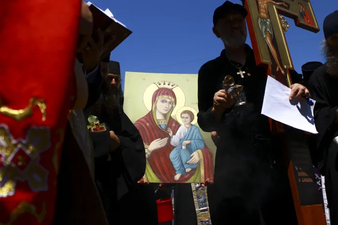 Ortodox hívek vonulnak fel azon az útvonalon, amelyen korábban az LMBT-közösség tagjai haladtak végig a 2025-ös Pride felvonuláson, Bukarestben – Fotó: Diana Țiu / Inquam Photos