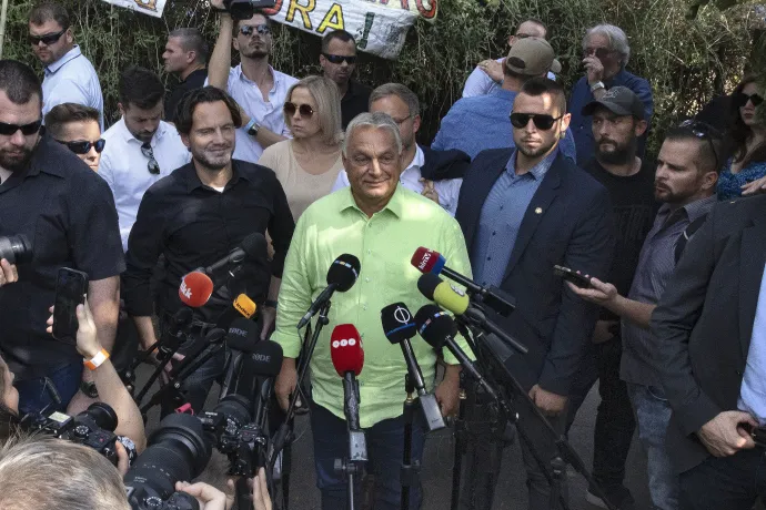 Orbán Viktor sajtótájékoztatót tart Kötcsény, mögötte Havasi Bertalan, Kaminski Fanny és Orbán Balázs 2024. szeptember 7-én – Fotó: Hevesi-Szabó Lujza / Telex