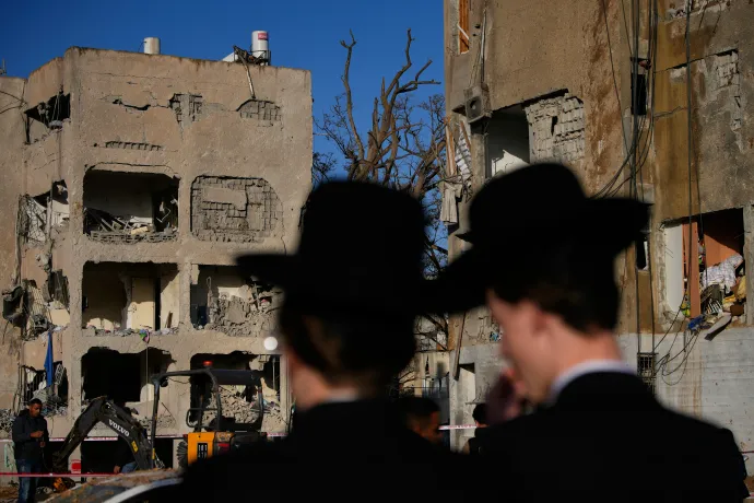 Rakétatámadásban megrongálódott lakóépületek a dél-izraeli Arad városban 2026. március 22-én – Fotó: Ohad Zwigenberg / AP / MTI