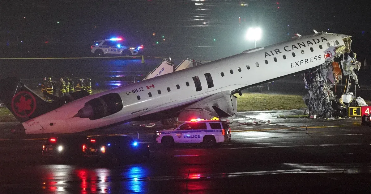 Tűzoltóautóval ütközött az Air Canada gépe a New York-i LaGuardia reptéren, a pilóta és a másodpilóta meghalt