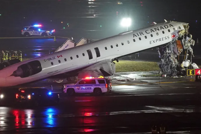Tűzoltóautóval ütközött az Air Canada gépe egy New York-i reptéren, a pilóta és a másodpilóta meghalt