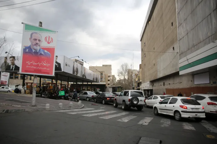 Üzemanyagért állnak sorban Teheránban egy benzinkútnál 2026. márciusában – Fotó: Fatemeh Bahrami / Anadolu / AFP