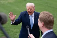 Trump szerint konstruktív egyeztetéseket folytatnak Iránnal, elhalasztja az erőművek elleni támadást