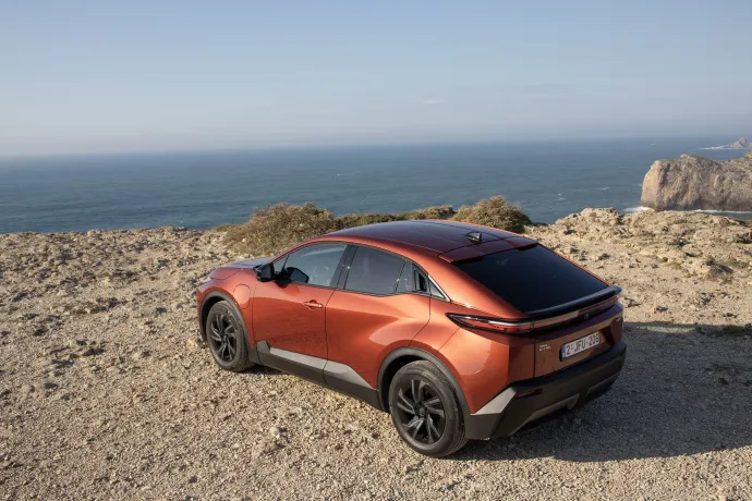 Divatos forma, jó színek – egyre ritkább, hogy egy Toyota unalmas legyen – Fotó: Macsuga János