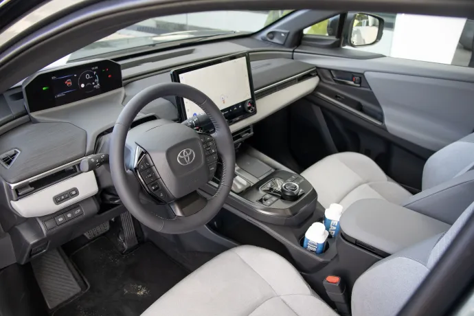 Szinte egy az egyben a bZ4X beltere köszön vissza, sok a gomb, jók az anyagok, de kicsit szűkös, és nincs kesztyűtartó. A csomagtartó 416 literes, de a tetőív miatt korlátozott a használhatósága – Fotó: Macsuga János