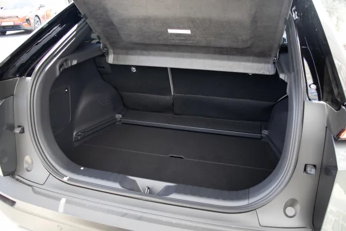 Szinte egy az egyben a bZ4X beltere köszön vissza, sok a gomb, jók az anyagok, de kicsit szűkös, és nincs kesztyűtartó. A csomagtartó 416 literes, de a tetőív miatt korlátozott a használhatósága – Fotó: Macsuga János