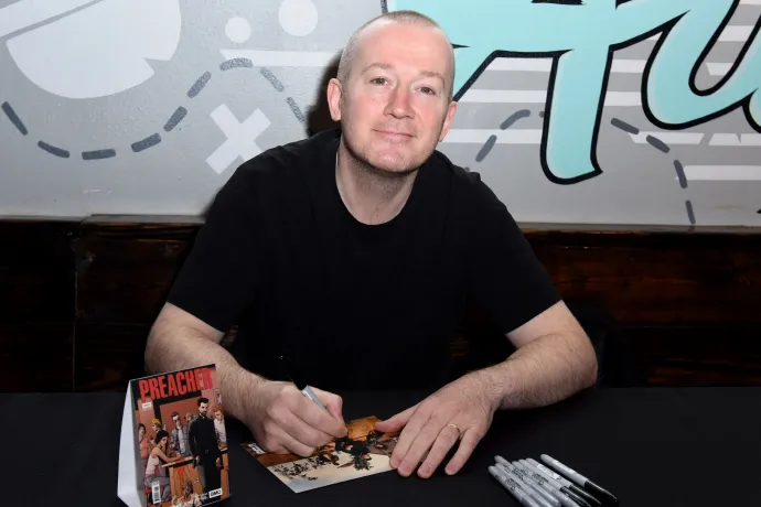 Olyan az egész, mintha egy elszabadult tinifiú bottal rohangálva csapkodna összevissza