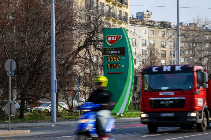 A Mol egyik benzinkútjának ártáblája a hatósági árakkal a budapesti Irinyi József utcában 2026. március 10-én – Fotó: Huszti István / Telex