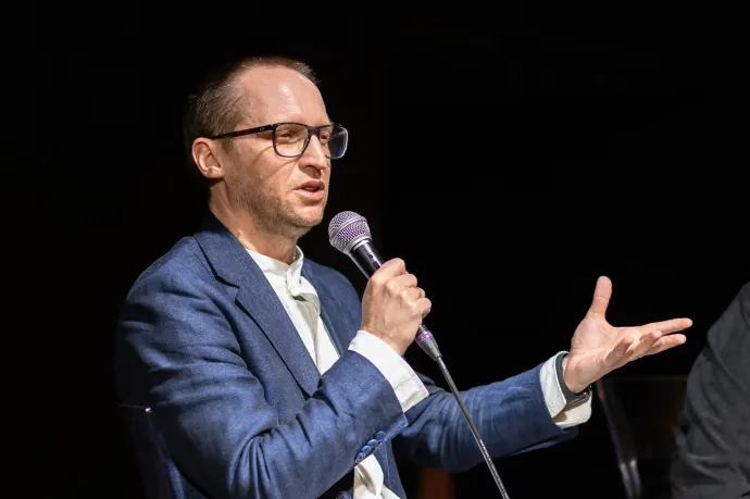 A szerző és a könyve – Fotó: Demeter Szilárd Facebook-oldala 