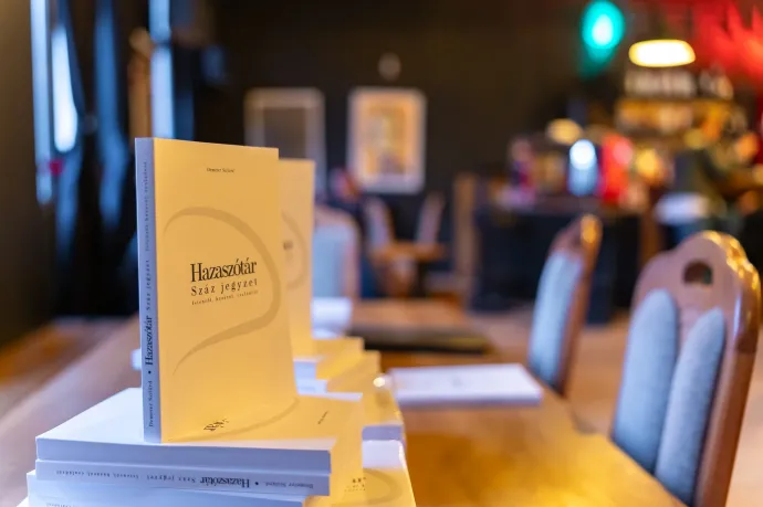 A szerző és a könyve – Fotó: Demeter Szilárd Facebook-oldala 