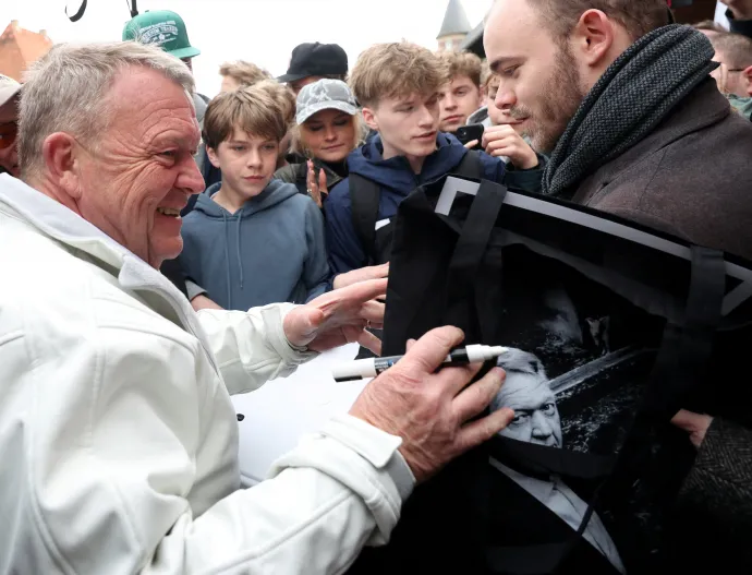 Lars Løkke Rasmussen kecskés fotót dedikál a Mérsékeltek kampányeseményén Koppenhágában 2026. március 23-án – Fotó: Leonhard Foeger / Reuters