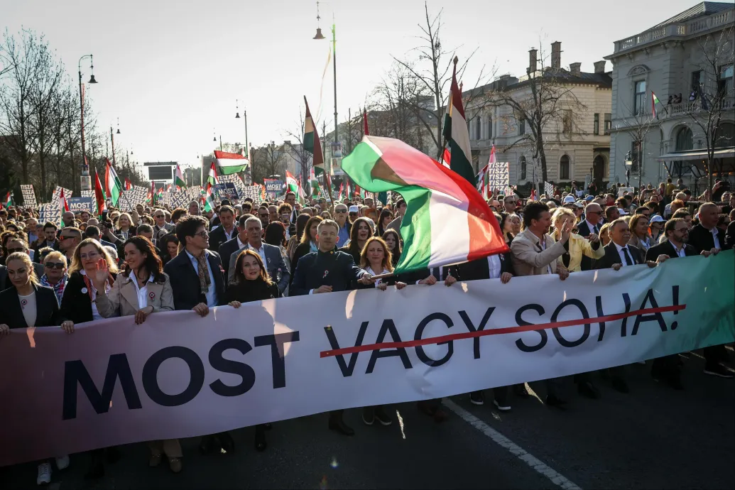 21 Kutatóközpont: Vezet a Tisza Párt, sokan mégis a Fideszt tartják a választás esélyesének