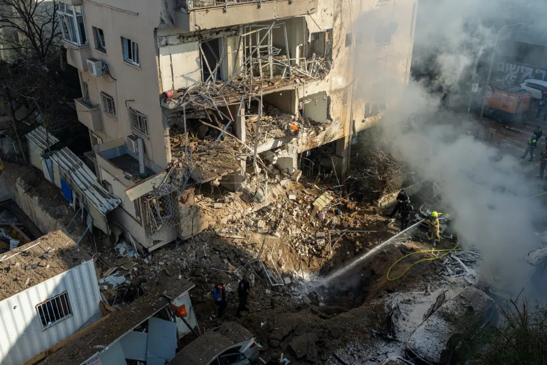 Az izraeli hatóságok szerint iráni rakéták érték el Tel-Avivot