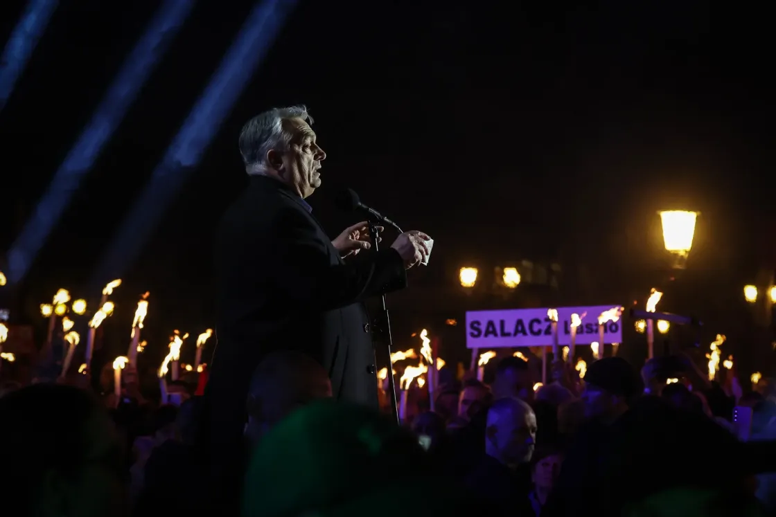 Orbán Viktor országjárása már csak arról szól, hogy mennyire hangosan tudják kifütyülni az ellentüntetők