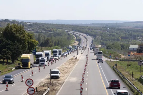 444: Orbán Győző gánti bányájából szállítják a követ az M1-es autópálya bővítéséhez