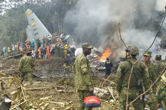 Felszállás közben lezuhant a kolumbiai légierő katonákat szállító gépe, 66-an biztosan meghaltak