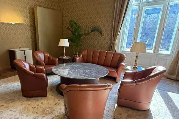 Márványasztal, bőrfotelek – Hadházy a felújított MNB-székház elnöki szivarszobájáról is megosztott képeket