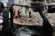 Az izraeli hadsereg szerint túlélők után kutatnak a romok között Tel-Avivban