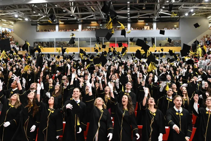 A kormány a szakmák irányába tolná a fiatalokat, de tizenöt éve nem jelentkeztek ilyen sokan egyetemre