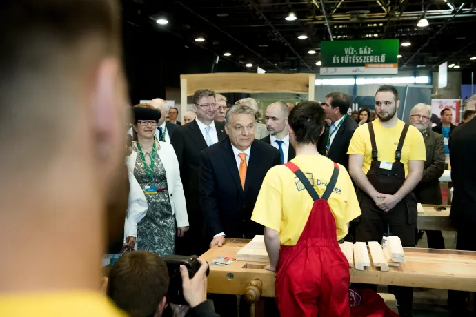 Orbán Viktor miniszterelnök egy asztalos versenyzővel beszélget a X. Szakma Sztár Fesztivál országos döntőjében a Hungexpo Budapesti Vásárközpont G pavilonjában 2017. április 24-én – Fotó: Koszticsák Szilárd / MTI