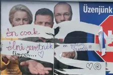 „tényleg szar az élet!!! miattatok :(” – írta fel folyóírással a letépett félelemkeltő plakát helyére a pedagógus, rongálással gyanúsítják