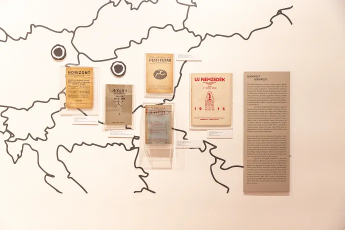 A Kassák Múzeum Csavargások Anarchiában című tárlatának enteriőrje és Gucsa Magdolna, a tárlat kurátora – Fotó: Melegh Noémi Napsugár / Telex