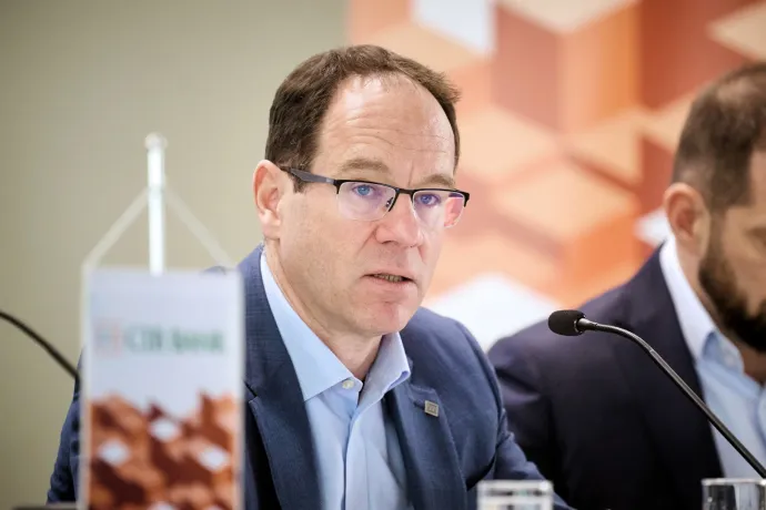 Simák Pál CIB-vezér felfelé bukott, olasz bankár vezeti a jövőben a magyar bankot