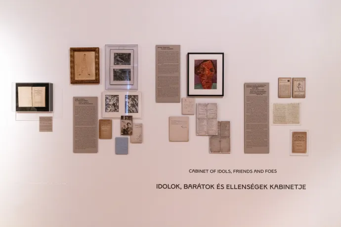 A Kassák Múzeum Csavargások Anarchiában című tárlatának enteriőrje – Fotó: Melegh Noémi Napsugár / Telex