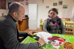 Kirakat-Erdély: érzelgős kampánykiadvánnyal próbálja meggyőzni az erdélyi magyarokat a Miniszterelnökség