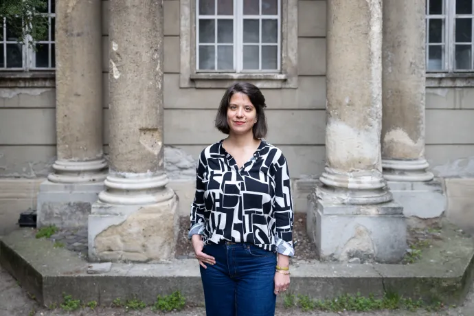 A Kassák Múzeum Csavargások Anarchiában című tárlatának enteriőrje és Gucsa Magdolna, a tárlat kurátora – Fotó: Melegh Noémi Napsugár / Telex