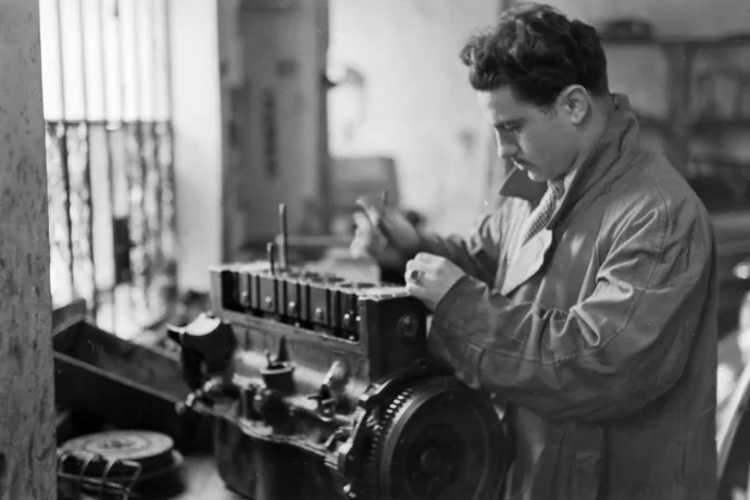 Papp László miután kiütötte John Wrightot a londoni olimpia döntőjében 1948-ban és munkásként egy budapesti autószerelő műhelyben 1949-ben – Fotó: S&G / PA Images / Getty Images és Kovács Márton Ernő / Fortepan