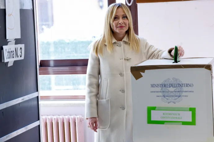 Giorgia Meloni olasz miniszterelnök adja le szavazatát az olasz igazságszolgáltatási rendszer reformjáról szóló népszavazáson Rómában, Olaszországban, 2026. március 23-án – Fotó: Remo Casilli / Reuters